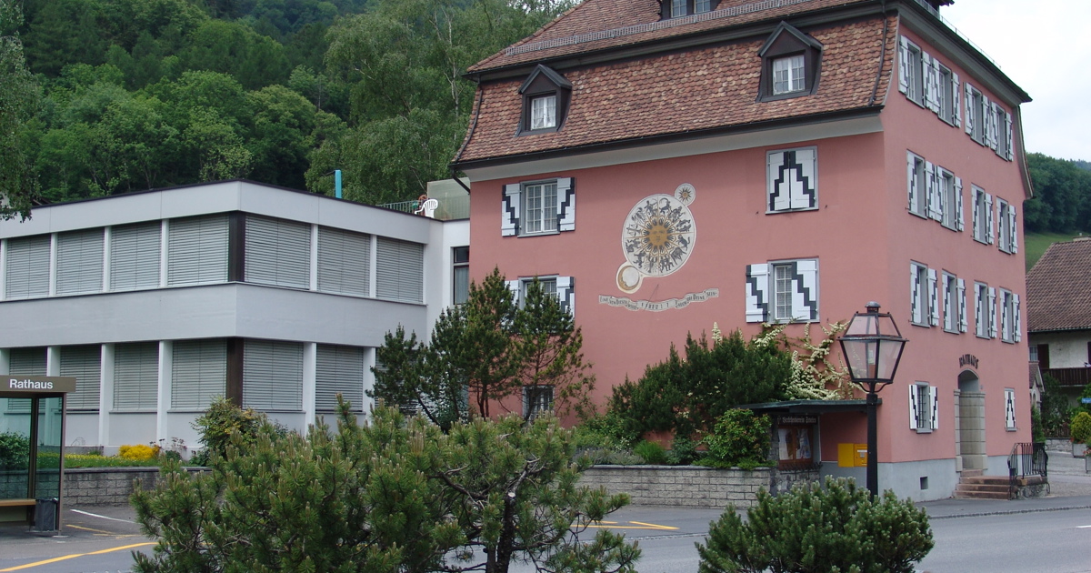 Zeugenaufruf nach Farbattacke: Wer beschädigte das Rathaus?