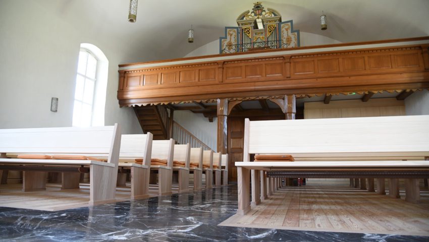 Es wurden neue Kirchenbänke eingebaut. Es wurden neue Kirchenbänke eingebaut.