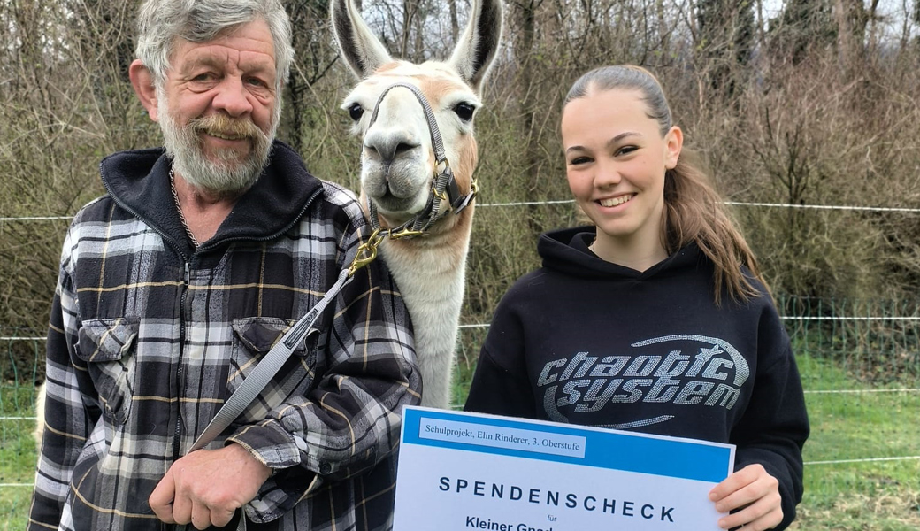 Freuen sich über den Check: Hermann Muster, das Lama und Eline Rinderer.