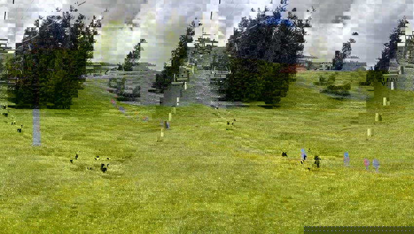  Zu Fuss oder mit der Bahn ging es den Berg hinauf. 