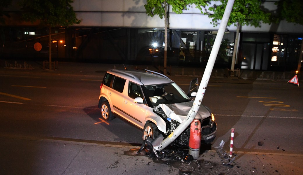 Eine Frau knallte mit ihrem Auto in den Kandelaber.