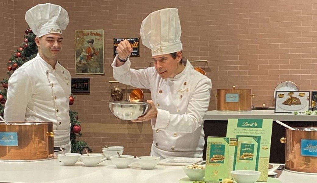 Er ist der Mann hinter der Dubai-Schokolade von Lindt & Sprüngli: Stefan Bruderer (rechts), Produktentwickler und Maître Chocolatier.