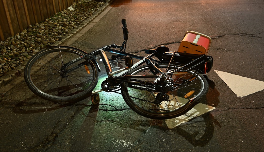 Nächtlicher Unfall: Der Autolenker ist geflüchtet.