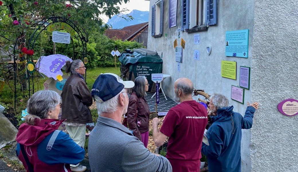 Während der Vernissage im Freundeskreis gaben die Anspielungen auf den Texttafeln viel zu reden - und nachzudenken.