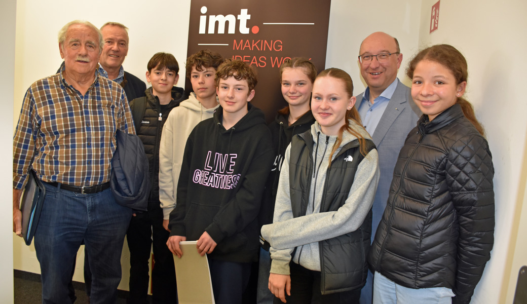 Sepp Dietrich, Initiant der Fitna-Techniktage, Fredy Schöb, Leiter Arbeitsgruppe Fitna, und Beat Tinner, Regierungsrat, (von links) besuchten die Jugendlichen bei der Firma IMT AG.