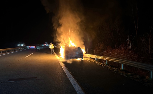 Fahrzeug in Flammen: Brand sorgt für Stau im Morgenverkehr auf A13