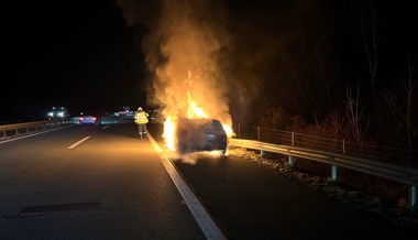 Fahrzeug in Flammen: Brand sorgt für Stau im Morgenverkehr auf A13