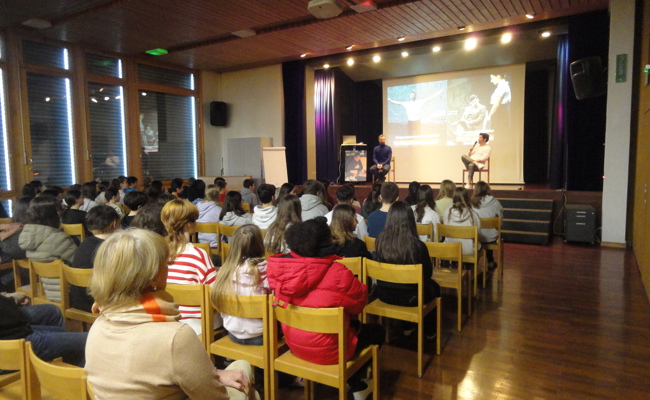 Social Media in Theaterform