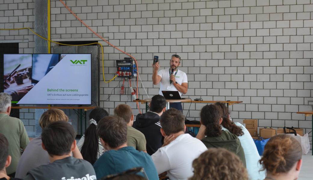 VAT-Mitarbeiter Michael Lamprecht hielt einen Vortrag über den «Einfluss auf eure Lieblingsgeräte».