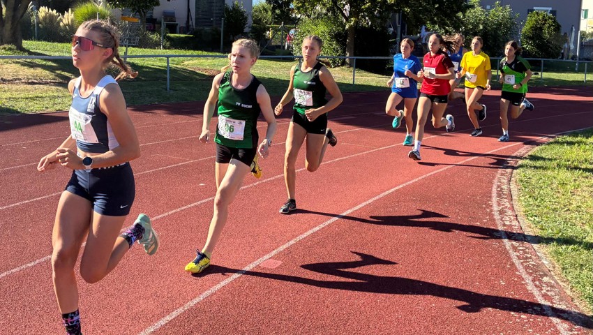 Ramona Jud und Nuria Cerezo beim 1000-Meter-Lauf.