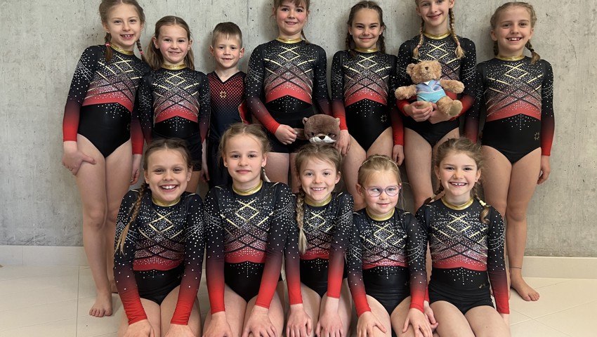 Die Mädchen und Knaben der Kategorien K1 und K2 strahlten in ihrem neuen Turnanzug um die Wette.