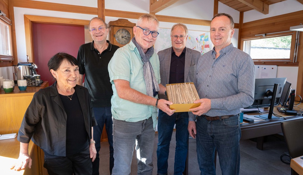 Roger Schmidt (im Poloshirt) überreicht Ortsgemeindepräsident Hanspeter Dürr die alten Briefe. Darüber freuen sich auch die WGL-Mitglieder Maja Suenderhauf, Werner Hagmann und WGL-Präsident Eduard Neuhaus (hintere Reihe von links).