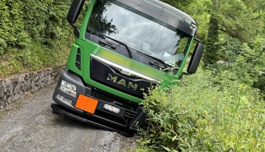 Heizöl-Tanklastwagen von der Strasse abgekommen