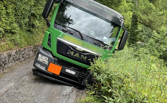 Heizöl-Tanklastwagen von der Strasse abgekommen