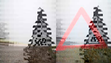 Auto stürzt in See – Fahrer tot