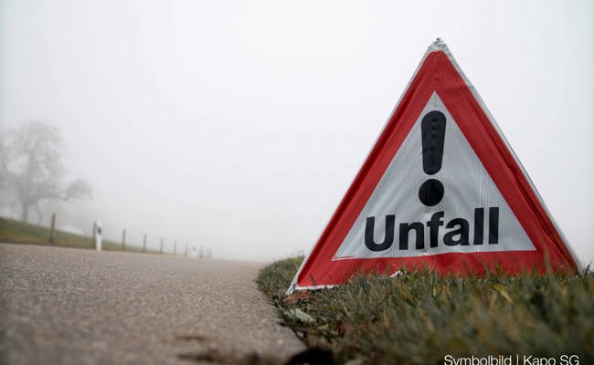 Velofahrer nach Kollision mit Auto leicht verletzt