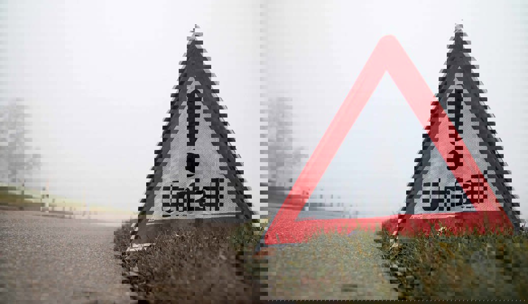 Auto stürzt in See – Fahrer tot