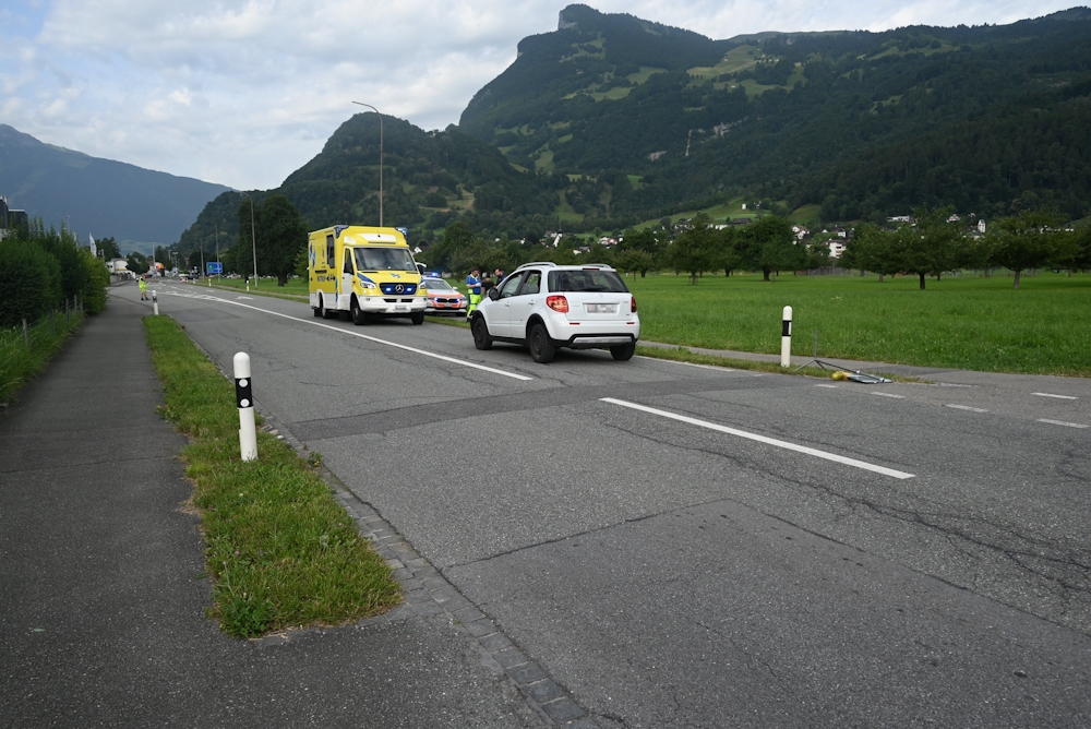Hinter Bus die Strasse überquert: 15-Jährige von Auto angefahren