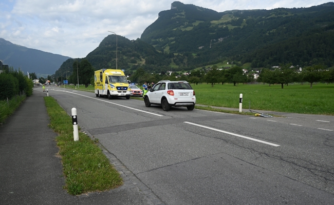 Hinter Bus die Strasse überquert: 15-Jährige von Auto angefahren