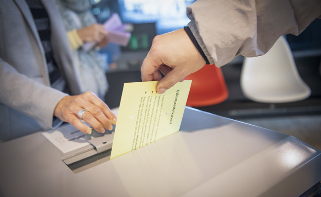 Grabs sagt Ja zum Hallenbad Lukashaus, Sennwald Nein zur Badi Salez