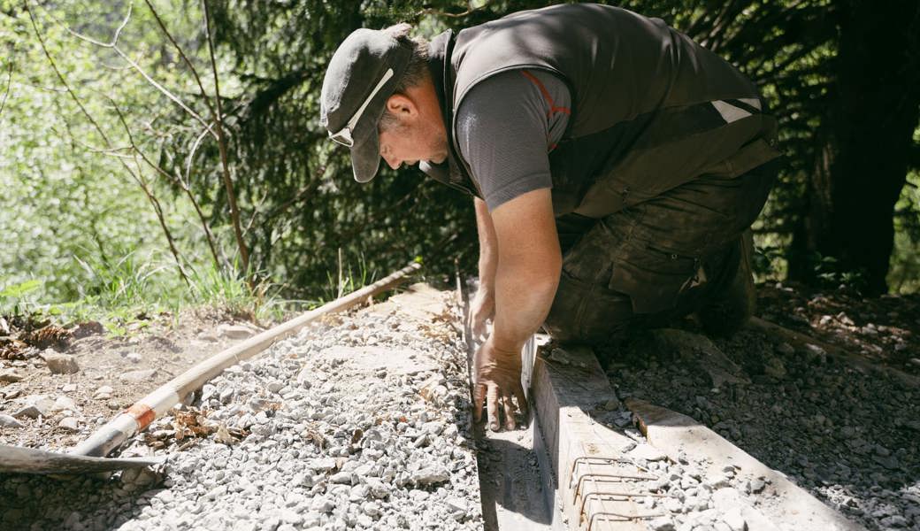 Auf dem Wanderweg mit Alpstein Wegmacher Patric Hautle zwischen Aescher und Seealpsee. 