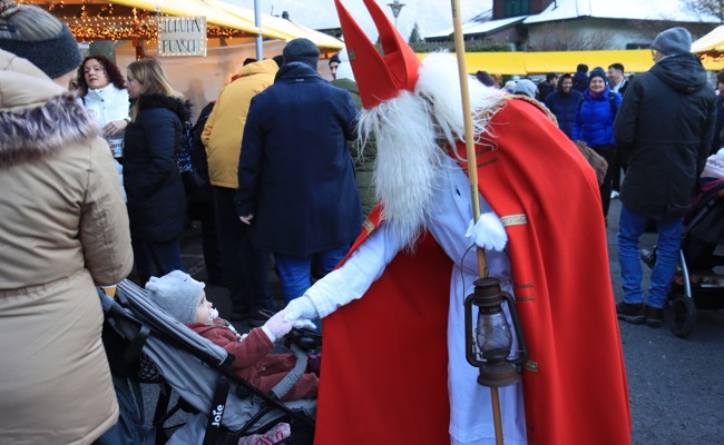 Samichlaus und Glühwein: Ein Dorf im Vorweihnachtszauber