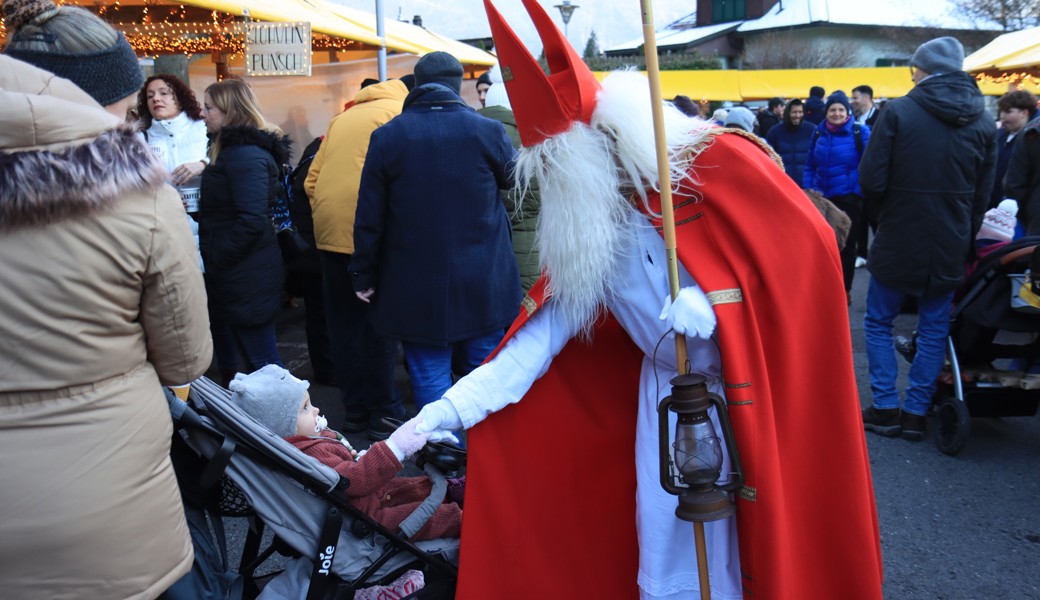 Samichlaus und Glühwein: Ein Dorf im Vorweihnachtszauber