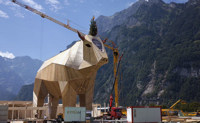 Holzmuni Max wacht über die Schwinger