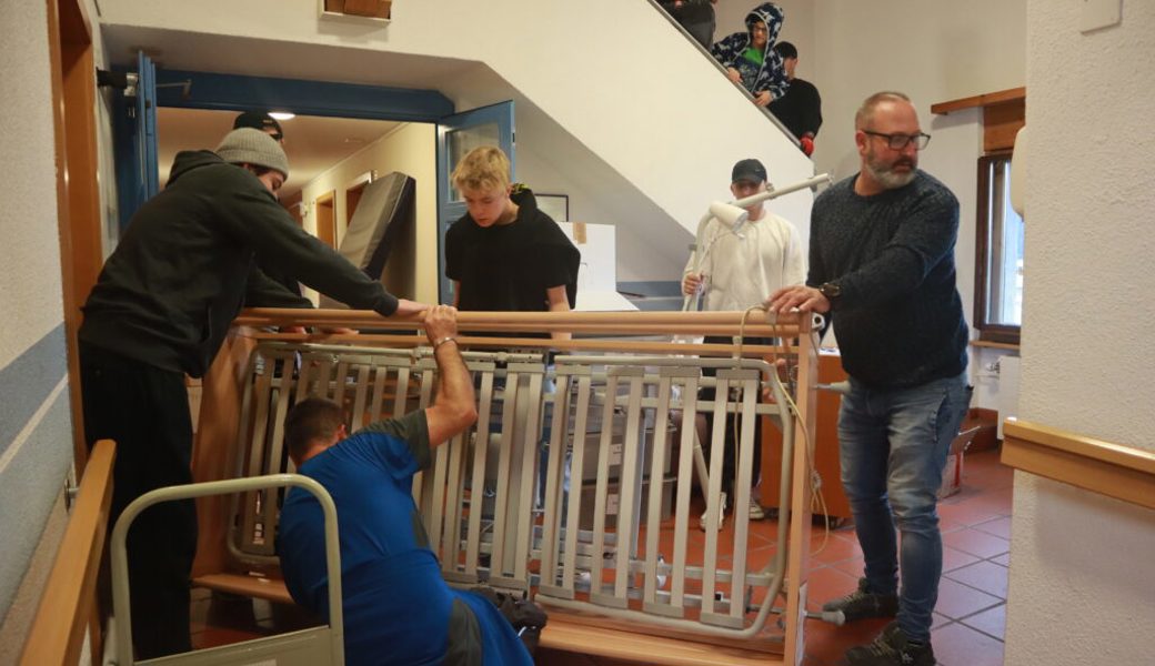  Bereits während die Bewohnerinnen und Bewohner im Speisesaal frühstücken, brachten die Helfenden die ersten Betten aus dem Gärbi. Bilder: Michael Kyburz