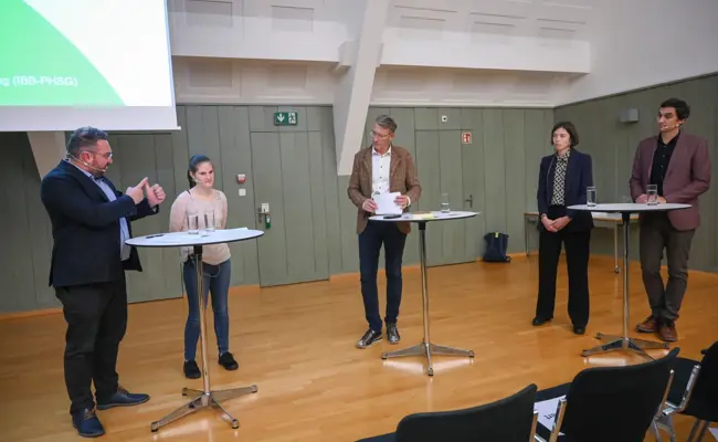 «Müssen vermehrt mit den Eltern arbeiten»: Die Verbannung der Smartphones von den Schulen ist keine Lösung, ist sich St.Galler Podium einig