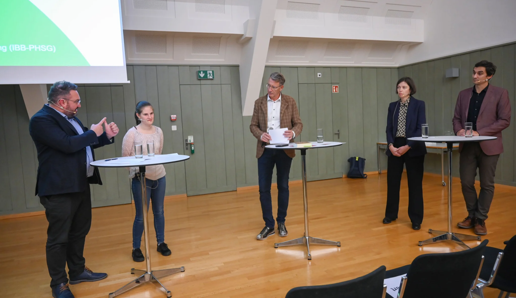 «Müssen vermehrt mit den Eltern arbeiten»: Die Verbannung der Smartphones von den Schulen ist keine Lösung, ist sich St.Galler Podium einig