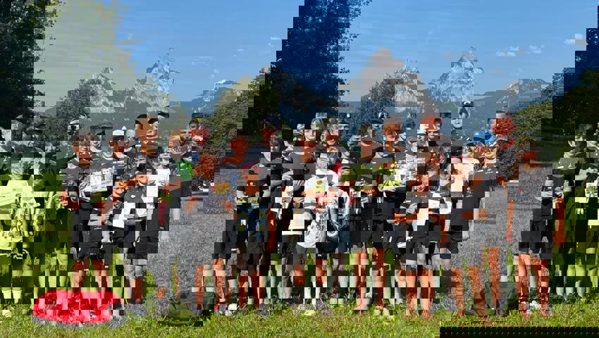 Die RCOG-Delegation in den Alterskategorien Piccolo und Jugend, Lio Rüegg (vorne in der Mitte mit der Schelle) wurde hervorragender Zweiter.