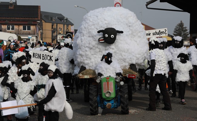 Fasnachtsumzug durchs Dorf: Musik, Kostüme und Konfettibäder
