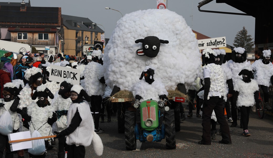 Mit Shaun das Schaf määhte der Gamser Turnverein am grossen Umzug durch das Dorf. 