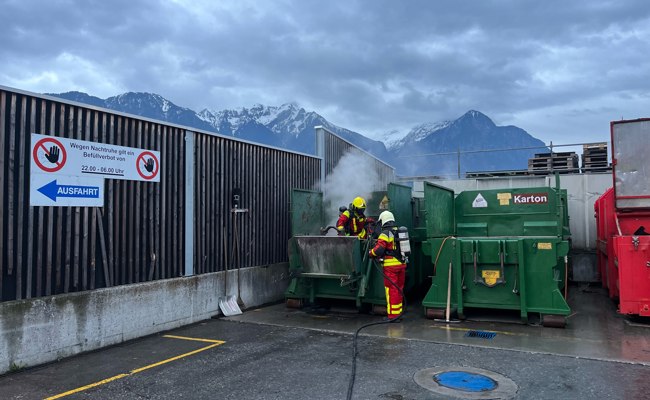 In Abfallmulde am Bahnweg Süd hat es gebrannt