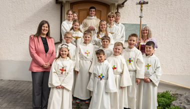 Kinder empfingen die erste heilige Kommunion