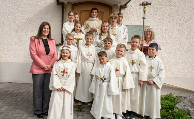 Kinder empfingen die erste heilige Kommunion