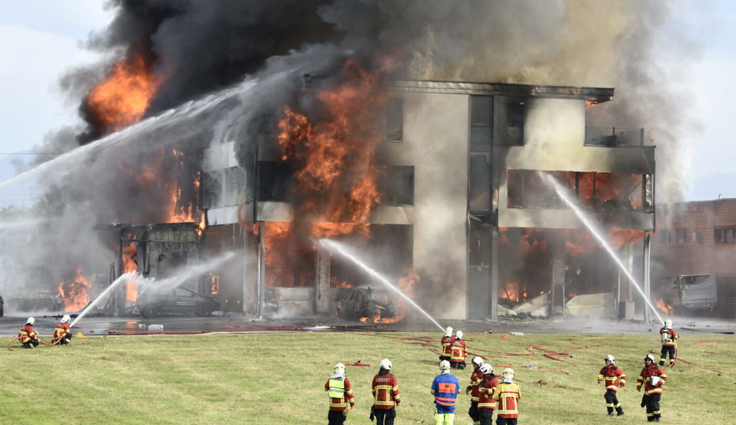  Grossbrand an der Industriestrasse in Rebstein: Weit über 100 Feuerwehrleute standen im Einsatz und musste enorme Arbeit leisten. 