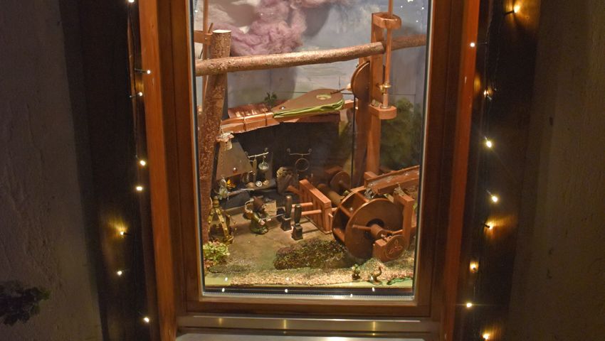 Unermüdlich bewegen sich Wasserrad und Blasebalg beim Wurzelwerk.