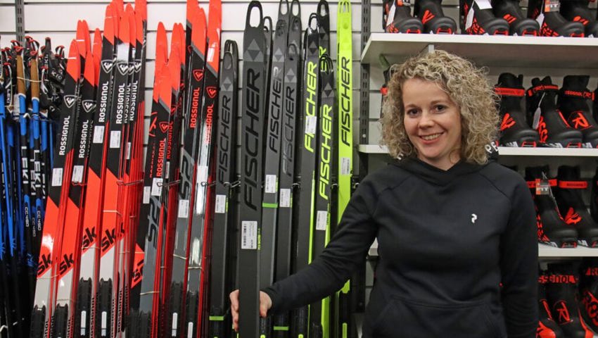 Bestätigt den Schweizer Langlauf-Boom: Corina Stricker, Filialleiterin Beat Sport in Buchs, berichtet über gestiegene Anzahl Verkäufe von Langlaufski und -ausrüstung. 