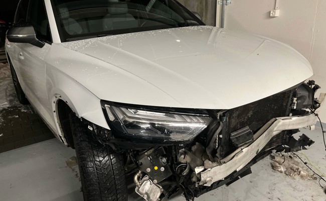 In Strassenschild, Hauswand und Lieferwagen gefahren