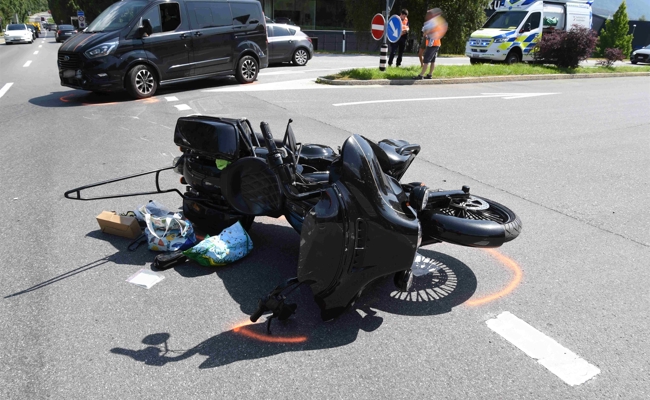 Unfall: Autolenkerin übersieht Motorradfahrer