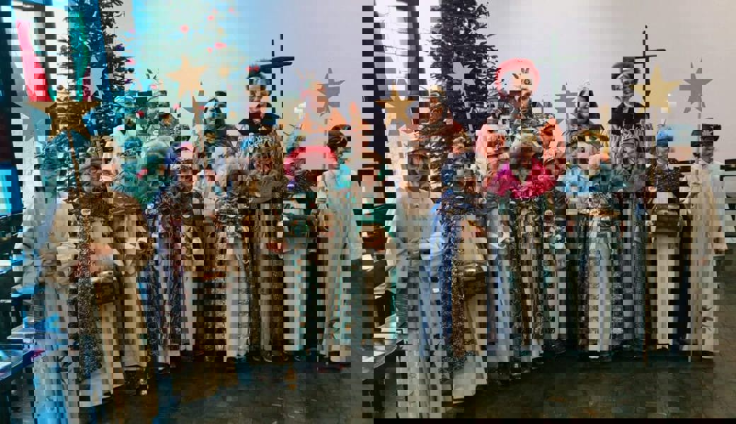  Die kleinen und grossen Sennwalder Sternsinger: «Mir bringend hüt en Säge mit vo Gott, wo üs beschenkt. Sin Sohn, wo arm i de Chrippe liit, isch Liecht i däre dunkla Welt.» 