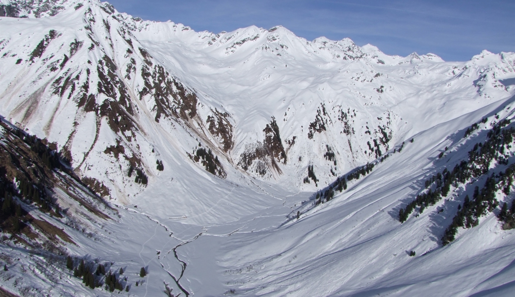 Es lösten sich mehrere Lawinen, welche die beiden Männer mitrissen.