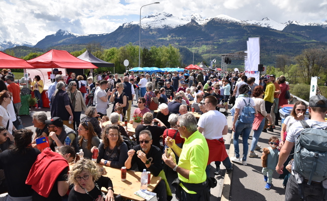 Tausende von Besucherinnen und Besucher beim Fest zum Zollvertrag