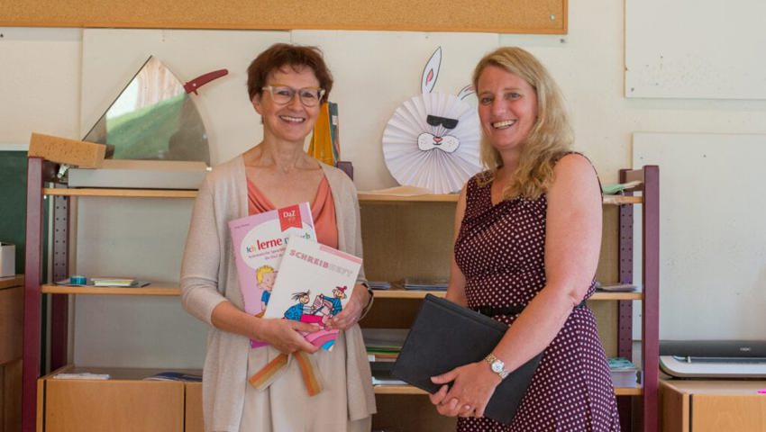  Schulleiterin Eveline Solenthaler (links) und Schulratspräsidentin Laila Roduner im Klassenzimmer. 