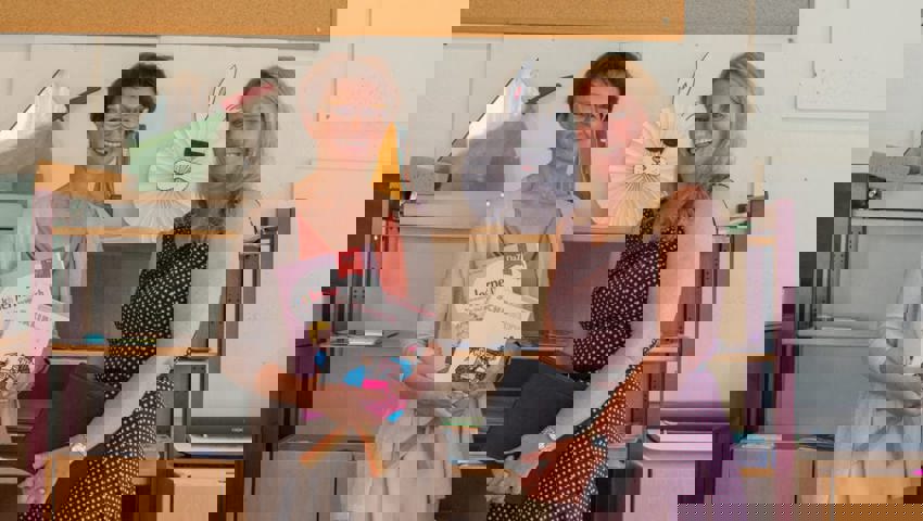  Schulleiterin Eveline Solenthaler (links) und Schulratspräsidentin Laila Roduner im Klassenzimmer. 