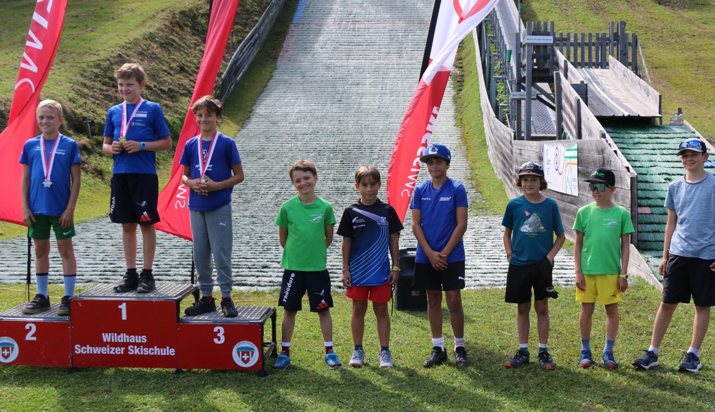 Der Obertoggenburger Ramon Allenspach (Dritter von links) nutzte den Heimvorteil und belegte in Wildhaus zweimal Platz drei.