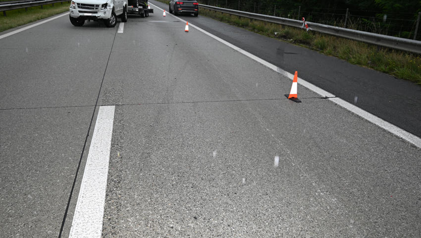 Nach dem Unfall war nur noch der Pannenstreifen befahrbar. Es entstand Rückstau.