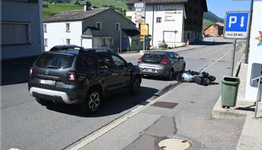 Motorradfahrer touchiert zwei Autos und verletzt sich